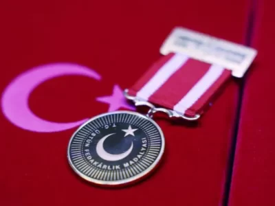 اعطای نشان فداکاری کشور ترکیه از سوی اردوغان به رئیس هلال‌احمر ایران